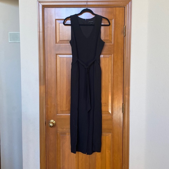 Banana Republic size 6 crepe V Neck wide leg cropper jumpsuit.  Black - Picture 2 of 10